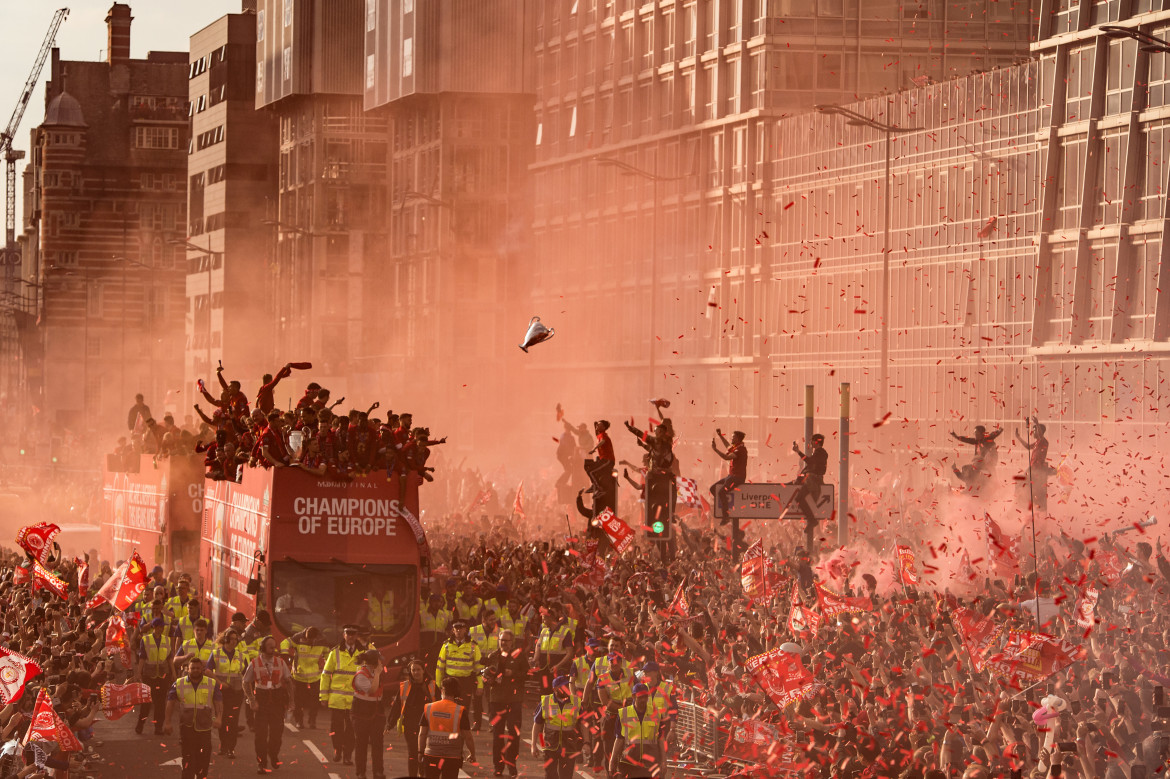 fot. Oli Scarff / Agence France-Presse, "Liverpool Champions League Victory Parade". 3. nagroda w kategorii Sport<br></br><br></br>Kibice Liverpoolu cieszą się po wygranej nad Tottenham Hotspur w meczu finałowym UEFA Champions League. Według danych policji, tego wieczora na ulice miasta wyszło około 750 tys. osób.