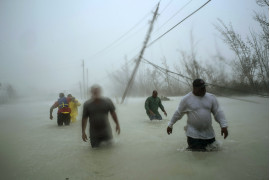 fot. Ramon Espinosa / Associated Press, "Dorian’s Devastation". 3. nagroda w kategorii Spot News<br></br><br></br>Huragan Dorian spustoszył we wrześniu Północne Bahamy, zabijając przynajmniej 71 osób i niszcząc ponad 9 tys. domów. Według szacunków straty wynoszą 3,4 mld dolarów - około 1/4 krajowego PKB. Na zdjęciu ochotnicy pomagający w uprzątnięciu skutków huraganu we Freeport, 3 września 2019 roku.