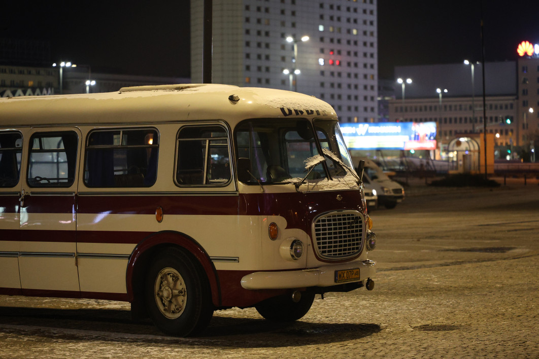 1/100 s, f/2.8, ISO 6400, 105.0 mm
