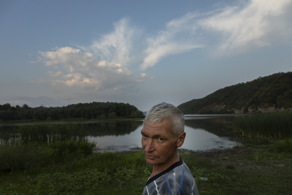 fot. Anna Kłosek<br></br><br></br> „Tam była granica” jest podróżą wzdłuż byłej polsko-radzieckiej granicy, istniejącej do ataku ZSSR na Polskę 17 września 1939 roku. To historia o starej polskiej granicy w nowym ukraińskim państwie. Podróż ta zawiodła mnie do małych wiosek i miasteczek dzisiejszej Ukrainy. To Ukraina byłego pogranicza, ziemia losów powikłanych. Najstarsi pamiętają Polskę, pamiętają wiersze i piosenki, których uczyli się w polskich szkołach. Niektóre zniekształcone są przez pamięć i czas, inne recytowane nienaganną przedwojenną polszczyzną. „A o tych po drugiej stronie Zbrucza mówimy Moskale. Jak za Polski, kiedy Moskal stał za rzeką” - tłumaczyli mi mieszkańcy nadzbruczańskich wsi. Pojęcie granicy nie jest jednoznaczne. Granica, która z założenia dzieli, jest tu także symbolicznym łącznikiem, zaproszeniem do rozmowy, a w mikrowymiarze dialogiem polsko-ukraińskim.