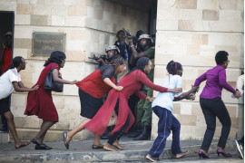 fot. Dai Kurokawa / European Pressphoto Agency, "Nairobi DusitD2 Hotel Attack". 2. nagroda w kategorii Spot News<br></br><br></br>W przeprowadzonym przez islamistyczna komórkę somalijskich ekstremistów ataku na hotel DusitD2 zginęło 21 osób, a kolejnych 28 zostało rannych. Atak miał być odpowiedzią na uznanie Jerolizmy stolicą Izreala przez Donalda Trumpa. Na zdjęciu kobiety ewakuowane z hotelu przez antyterrorystów.
