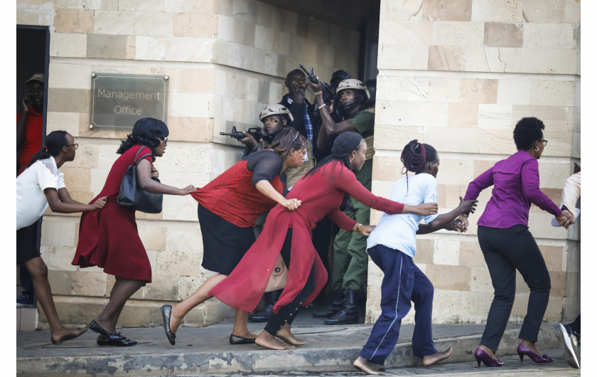 fot. Dai Kurokawa / European Pressphoto Agency, Nairobi DusitD2 Hotel Attack. 2. nagroda w kategorii Spot NewsW przeprowadzonym przez islamistyczna komórkę somalijskich ekstremistów ataku na hotel DusitD2 zginęło 21 osób, a kolejnych 28 zostało rannych. Atak miał być odpowiedzią na uznanie Jerolizmy stolicą Izreala przez Donalda Trumpa. Na zdjęciu kobiety ewakuowane z hotelu przez antyterrorystów.