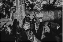 fot. Rijasolo Riva, "The Zebu War", nagroda w okręgu afrykańskim<br></br><br></br>Przez dziesięciolecia ludność wiejska południowego i zachodniego Madagaskaru doświadczała przemocy i kradzieży zebu (cenionego bydła) przez grupy mężczyzn zwanych dahalo (co z grubsza tłumaczy się jako „bandyci”). Zebu są używane w formie posagu, rytuałach i są cenione za swoje mięso. Od lat 70. narastająca nierówność ekonomiczna i kryzys żywnościowy zaostrzyły problem, co zaowocowało często śmiertelnymi starciami między społecznościami wiejskimi i grupami dahalo. Interwencja rządu przeciwko kradzieży zebu była stanowcza - w 2014 roku Amnesty International oskarżyła krajowe siły bezpieczeństwa o masowe akty przemocy.