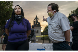 fot. Evelyn Hockstein, USA, "Lincoln Emancipation Memorial" Debate / World Press Photo 2021<br></br><br></br>Pomnik Emancypacji przedstawia Lincolna trzymającego w jednej ręce Proklamację Emancypacji, a drugą nad głową Czarnego mężczyzny w przepasce na biodrach, klęczącego u jego stóp. Krytycy twierdzą, że posąg jest poniżający w przedstawieniu czarnoskórych Amerykanów i nie oddaje sprawiedliwości roli, jaką odegrali oni w ich własnym wyzwoleniu.<br></br><br></br>Zdaniem innych jest to pozytywny obraz wyzwolenia ludzi z kajdan niewoli, a usunięcie takich pomników może oznaczać wymazanie historii. Dążenie do usunięcia posągu nastąpiło pośród fali wezwań do zdjęcia pomników generałów konfederatów w całym kraju, co w dużej mierze zostało przyjęte z zadowoleniem przez działaczy ruchu Black Lives Matter (BLM), którzy postrzegają Konfederację i inne tego typu pomniki jako przypomnienie opresyjnej historii.<br></br><br></br>Urzędnicy wznieśli bariery wokół Pomnika Wyzwolenia przed demonstracjami. Mieszkańcy umieścili na płocie notatki wyrażające swoje poglądy, a 25 czerwca pod pomnikiem zebrało się około 100 osób, spierając się o to, kto ma razję. W lutym 2021 kongresmen Eleanor Holmes Norton ponownie przedstawiła w Kongresie USA ustawę nakazującą usunięcie pomnika i przewiezienie go do muzeum.
