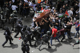 fot. Maya Levin, Associated Press, nominacja z regionu Azji<br></br><br></br>Izraelska policja pobiła żałobników towarzyszących trumnie dziennikarki Al Jazeery Shireen Abu Akleh podczas jej pogrzebu,we Wschodniej Jerozolimie, 13 maja 2022 roku.  Policja zakazała ludziom niesienia trumny pieszo przez miasto, co jest zwyczajem w przypadku godnych uwagi zgonów. Żałobnicy skandowali "Poświęcamy naszą duszę i krew dla ciebie, Shireen".
<br></br><br></br>
Abu Akleh, weteranka reportażu o konfliktu izraelsko-palestyńskiego, została zastrzelony dwa dni wcześniej podczas relacjonowania izraelskiego nalotu wojskowego w Dżeninie na Zachodnim Brzegu. Inny dziennikarz został ranny na miejscu zdarzenia. Po początkowych zaprzeczeniach, izraelskie wojsko przyznało, że istnieje "duże prawdopodobieństwo", że Abu Akleh została zastrzelony przez izraelskiego żołnierza.