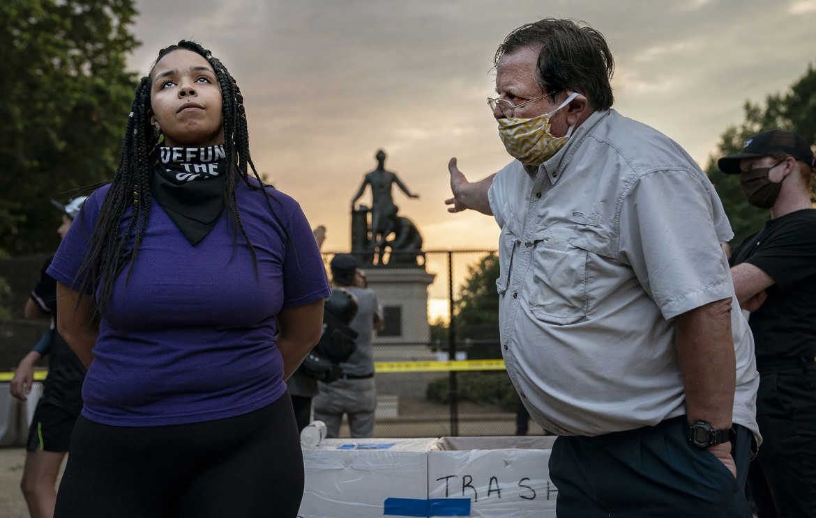 fot. Evelyn Hockstein, USA, "Lincoln Emancipation Memorial" Debate / World Press Photo 2021<br></br><br></br>Pomnik Emancypacji przedstawia Lincolna trzymającego w jednej ręce Proklamację Emancypacji, a drugą nad głową Czarnego mężczyzny w przepasce na biodrach, klęczącego u jego stóp. Krytycy twierdzą, że posąg jest poniżający w przedstawieniu czarnoskórych Amerykanów i nie oddaje sprawiedliwości roli, jaką odegrali oni w ich własnym wyzwoleniu.<br></br><br></br>Zdaniem innych jest to pozytywny obraz wyzwolenia ludzi z kajdan niewoli, a usunięcie takich pomników może oznaczać wymazanie historii. Dążenie do usunięcia posągu nastąpiło pośród fali wezwań do zdjęcia pomników generałów konfederatów w całym kraju, co w dużej mierze zostało przyjęte z zadowoleniem przez działaczy ruchu Black Lives Matter (BLM), którzy postrzegają Konfederację i inne tego typu pomniki jako przypomnienie opresyjnej historii.<br></br><br></br>Urzędnicy wznieśli bariery wokół Pomnika Wyzwolenia przed demonstracjami. Mieszkańcy umieścili na płocie notatki wyrażające swoje poglądy, a 25 czerwca pod pomnikiem zebrało się około 100 osób, spierając się o to, kto ma razję. W lutym 2021 kongresmen Eleanor Holmes Norton ponownie przedstawiła w Kongresie USA ustawę nakazującą usunięcie pomnika i przewiezienie go do muzeum.
