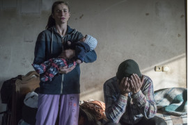 fot. Valery Melnikov, Rosja, "Leaving Home in Nagorno-Karabakh" / World Press Photo 2021
<br></br><br></br>Spór między Azerbejdżanem a Armenią o region Górnego Karabachu wznowił się we wrześniu po 30-letniej przerwie. Kiedy Związek Radziecki rozpadał się pod koniec lat 80., etniczni Ormianie z Górnego Karabachu (części Azerbejdżanu) skorzystali z próżni władzy i głosowali za przyłączeniem się do Armenii. Walki nasiliły się po ostatecznym rozpadzie Związku Radzieckiego w 1991 roku i trwały aż do zawieszenia broni w 1994 roku. Ponad 20 000 ludzi zginęło, a milion ludzi musiało opuścić swoje domy. Zwycięscy Ormianie ogłosili niepodległość, wypędzając na wygnanie około 800 000 Azerbejdżanów.<br></br><br></br>W ciągu ostatnich 30 lat niewiele zrobiono, aby rozwiązać problem statusu Górskiego Karabachu, a między obiema stronami dochodziło do okresowych starć. Starcie graniczne w lipcu 2020 r. wywołało masowe protesty w stolicy Azerbejdżanu, Baku, gdzie tysiące demonstrantów wzywało do rozpoczęcia wojny z Armenią.<br></br><br></br>Wznowione działania wojenne, za rozpoczęcie których obie strony obwiniają siebie nawzajem, rozpoczęły się 27 września podczas tak zwanej drugiej wojny o Górski Karabach. Konflikt trwał do 9 listopada. W ramach rozejmu, w którym pośredniczyła Rosja, Azerbejdżan odzyskał terytorium utracone w latach 90., ale stolica regionu, Stepanakert, pozostała pod kontrolą Armenii. Chociaż walka się skończyła, pojednanie będzie trudne zarówno dla Ormian, którzy czują, że stracili ojczyznę, jak i dla Azerów, powracających do zniszczonego przez wojnę regionu.