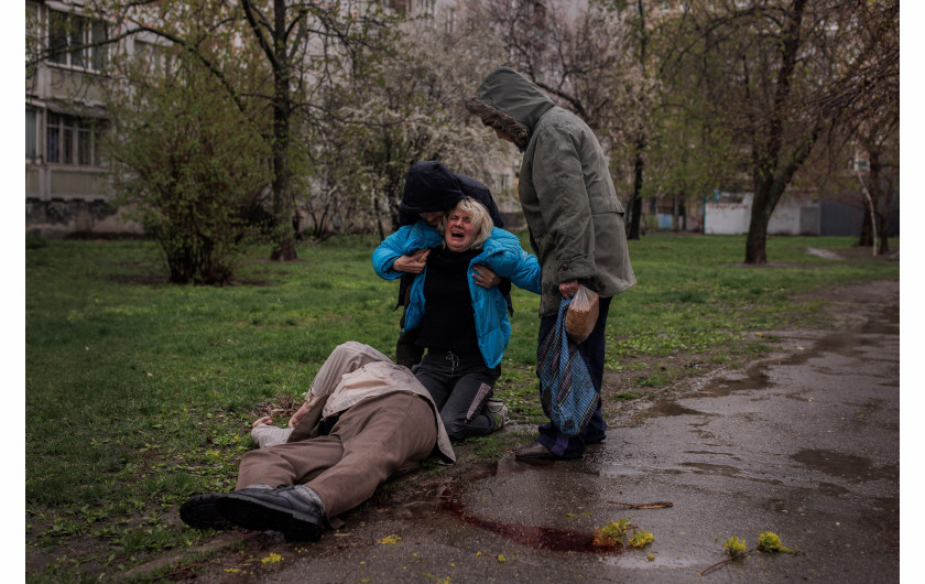 fot. Alkis Konstantinidis, Reuters, nominacja z regionu EuropyPocieszana przez swojego partnera  i matkę, Yana Bachek płacze nad ciałem swojego ojca Victora Gubareva (79), zabitego w drodze po chleb, podczas ostrzału Charkowa, Ukraina, 18 kwietnia 2022 r.

Siły rosyjskie zaczęły zbliżać się do Charkowa, drugiego co do wielkości miasta Ukrainy, zaraz po ich inwazji na pełną skalę 24 lutego. Przez cały marzec i kwiecień miasto było częściowo okrążone i pozostawało pod ciężkim ostrzałem. W maju Ukraina zmusiła Rosjan do wycofania się z bezpośrednich okolic Charkowa. Jury uznało, że obraz ten oddaje żal i przerażenie, z jakimi ukraińscy cywile zmagają się na co dzień od czasu inwazji Rosji.