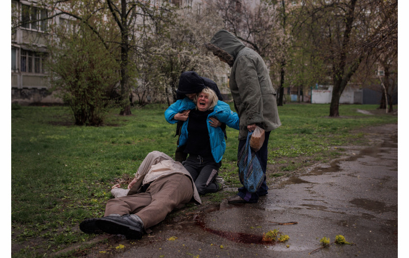 fot. Alkis Konstantinidis, Reuters, nominacja z regionu EuropyPocieszana przez swojego partnera  i matkę, Yana Bachek płacze nad ciałem swojego ojca Victora Gubareva (79), zabitego w drodze po chleb, podczas ostrzału Charkowa, Ukraina, 18 kwietnia 2022 r.

Siły rosyjskie zaczęły zbliżać się do Charkowa, drugiego co do wielkości miasta Ukrainy, zaraz po ich inwazji na pełną skalę 24 lutego. Przez cały marzec i kwiecień miasto było częściowo okrążone i pozostawało pod ciężkim ostrzałem. W maju Ukraina zmusiła Rosjan do wycofania się z bezpośrednich okolic Charkowa. Jury uznało, że obraz ten oddaje żal i przerażenie, z jakimi ukraińscy cywile zmagają się na co dzień od czasu inwazji Rosji.