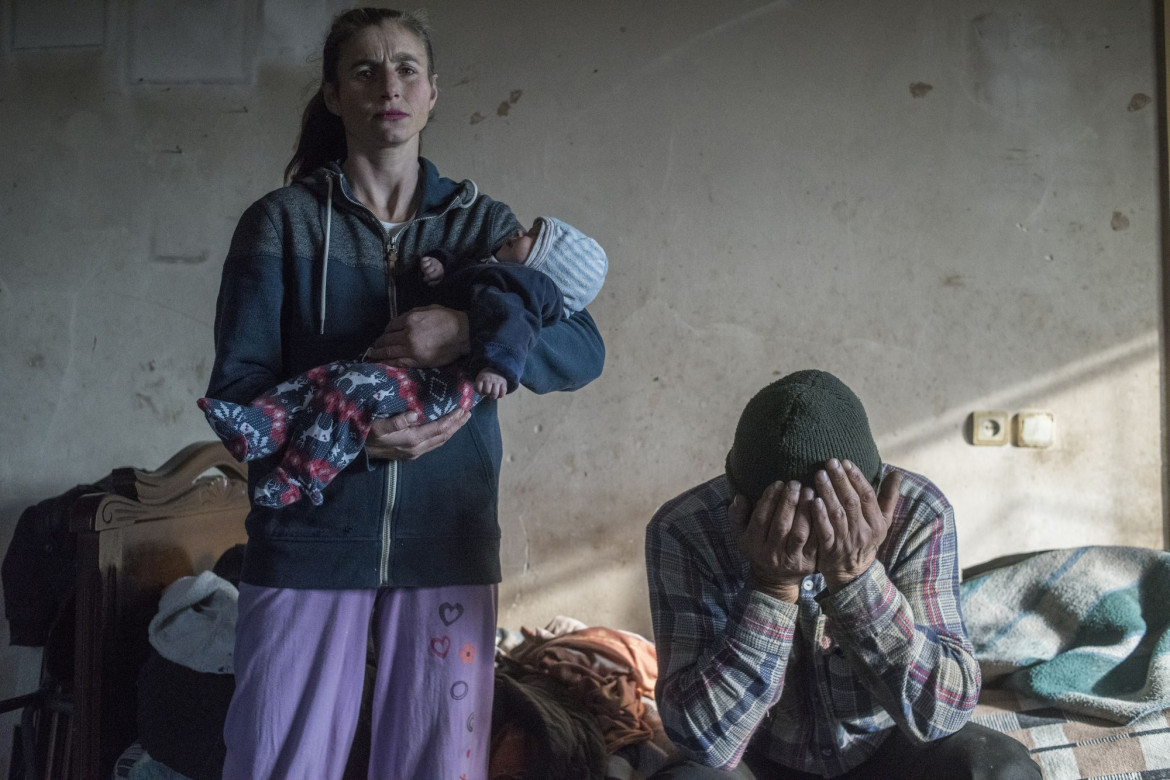 fot. Valery Melnikov, Rosja, "Leaving Home in Nagorno-Karabakh" / World Press Photo 2021
<br></br><br></br>Spór między Azerbejdżanem a Armenią o region Górnego Karabachu wznowił się we wrześniu po 30-letniej przerwie. Kiedy Związek Radziecki rozpadał się pod koniec lat 80., etniczni Ormianie z Górnego Karabachu (części Azerbejdżanu) skorzystali z próżni władzy i głosowali za przyłączeniem się do Armenii. Walki nasiliły się po ostatecznym rozpadzie Związku Radzieckiego w 1991 roku i trwały aż do zawieszenia broni w 1994 roku. Ponad 20 000 ludzi zginęło, a milion ludzi musiało opuścić swoje domy. Zwycięscy Ormianie ogłosili niepodległość, wypędzając na wygnanie około 800 000 Azerbejdżanów.<br></br><br></br>W ciągu ostatnich 30 lat niewiele zrobiono, aby rozwiązać problem statusu Górskiego Karabachu, a między obiema stronami dochodziło do okresowych starć. Starcie graniczne w lipcu 2020 r. wywołało masowe protesty w stolicy Azerbejdżanu, Baku, gdzie tysiące demonstrantów wzywało do rozpoczęcia wojny z Armenią.<br></br><br></br>Wznowione działania wojenne, za rozpoczęcie których obie strony obwiniają siebie nawzajem, rozpoczęły się 27 września podczas tak zwanej drugiej wojny o Górski Karabach. Konflikt trwał do 9 listopada. W ramach rozejmu, w którym pośredniczyła Rosja, Azerbejdżan odzyskał terytorium utracone w latach 90., ale stolica regionu, Stepanakert, pozostała pod kontrolą Armenii. Chociaż walka się skończyła, pojednanie będzie trudne zarówno dla Ormian, którzy czują, że stracili ojczyznę, jak i dla Azerów, powracających do zniszczonego przez wojnę regionu.