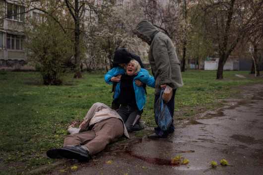 fot. Alkis Konstantinidis, Reuters, nominacja z regionu EuropyPocieszana przez swojego partnera  i matkę, Yana Bachek płacze nad ciałem swojego ojca Victora Gubareva (79), zabitego w drodze po chleb, podczas ostrzału Charkowa, Ukraina, 18 kwietnia 2022 r.

Siły rosyjskie zaczęły zbliżać się do Charkowa, drugiego co do wielkości miasta Ukrainy, zaraz po ich inwazji na pełną skalę 24 lutego. Przez cały marzec i kwiecień miasto było częściowo okrążone i pozostawało pod ciężkim ostrzałem. W maju Ukraina zmusiła Rosjan do wycofania się z bezpośrednich okolic Charkowa. Jury uznało, że obraz ten oddaje żal i przerażenie, z jakimi ukraińscy cywile zmagają się na co dzień od czasu inwazji Rosji.