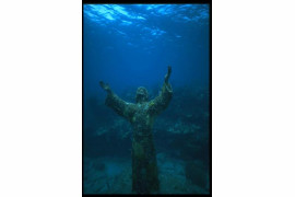 Jeden z nielicznych podwodnych pomników - Christ of abyss. Niezwykły symbol podwodnego parku narodowego u brzegów największej z wysp południowej Florydy.