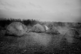 fot. Dawid Zieliński<br></br> Wojny, głód, ubóstwo i zmiany klimatu wypierają ludzi z ich domów w nieznane. Dołączają do milionów będących już w drodze i zajmują miejsca na obrzeżach „pierwszego świata”. Ta nowa i nieoczekiwana obecność człowieka przekształca środowisko zamieszkane i zorganizowane dawno temu. Na zdjęciu uchodźcy czekają w kolejce, aby zarejestrować się w obozie Moriana na greckiej wyspie Lesbos. Ponieważ obóz był przepełniony, większość nowo przybyłych czeka przez kilka dni poza jego granicami.