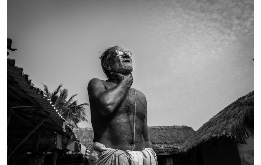 fot. Senthil Kumaran, Boundaries: Human-Tiger Conflict, nagroda WPP w okręgu azjatyckimTygrysy bengalskie, których populacja szacowana jest na ok. 3000 osobników uznane są w Indiach za gatunek zagrożony. Rozwój upraw i miast zmniejsza ich naturalne siedliska, ograniczając jednocześnie obszar polowań. Utrzymanie tubylczch wiosek na obrzeżach rezerwatów zależy często od zwierząt gospodarskich i rolnictwa. Konflikt pojawia się, gdy tygrysy zabijają zwierzęta gospodarskie, a czasem także ludzi.