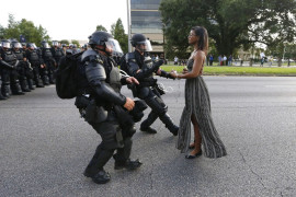 fot. Jonathan Bachman, "Taking A Stand In Baton Rouge", 1. miejsce w kategorii Contemporary Issues / Singles.

Samotna aktywistka, Leshia Evans dobrowolnie poddaje się aresztowaniu w czasie protestów przeciwko brutalności policji, które wybuchły po czarnoskórego ojca w Baton Rouge, w Luizjanie.