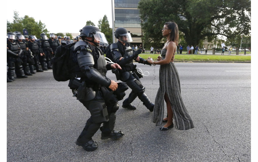 fot. Jonathan Bachman, Taking A Stand In Baton Rouge, 1. miejsce w kategorii Contemporary Issues / Singles.

Samotna aktywistka, Leshia Evans dobrowolnie poddaje się aresztowaniu w czasie protestów przeciwko brutalności policji, które wybuchły po czarnoskórego ojca w Baton Rouge, w Luizjanie.