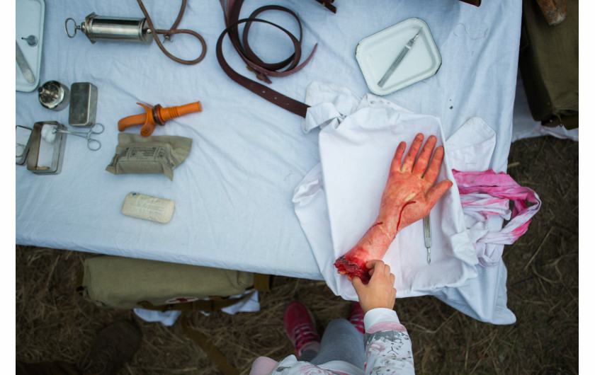 II miejsce w kategorii KULTURA I ROZRYWKA - fot. Adrian Kuśmierek
Wśród Polaków rośnie popularność masowych imprez o charakterze militarnym. Zazwyczaj przybierają formę lokalnych, weekendowych pikników, chętnie odwiedzanych przez całe rodziny. Jednym z głównych odbiorców są dzieci, zaś wydarzenia stają się narzędziem kształtowania ich historycznej świadomości i narodowej tożsamości. Na zdjęciu: Trzebinia. Fantom urwanej ręki na stanowisku prowizorycznego szpitala polowego z czasów drugiej wojny na Zlocie Miłośników Militariów „Enigma”.
Wrzesień 2017 – sierpień 2018