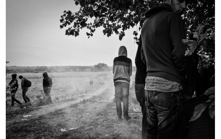 fot. Dawid Zieliński Wojny, głód, ubóstwo i zmiany klimatu wypierają ludzi z ich domów w nieznane. Dołączają do milionów będących już w drodze i zajmują miejsca na obrzeżach „pierwszego świata”. Ta nowa i nieoczekiwana obecność człowieka przekształca środowisko zamieszkane i zorganizowane dawno temu. Na zdjęciu uchodźcy czekają w kolejce, aby zarejestrować się w obozie Moriana na greckiej wyspie Lesbos. Ponieważ obóz był przepełniony, większość nowo przybyłych czeka przez kilka dni poza jego granicami.