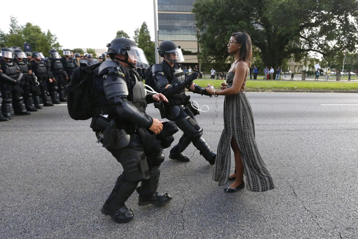 fot. Jonathan Bachman, "Taking A Stand In Baton Rouge", 1. miejsce w kategorii Contemporary Issues / Singles.
Samotna aktywistka, Leshia Evans dobrowolnie poddaje się aresztowaniu w czasie protestów przeciwko brutalności policji, które wybuchły po czarnoskórego ojca w Baton Rouge, w Luizjanie.