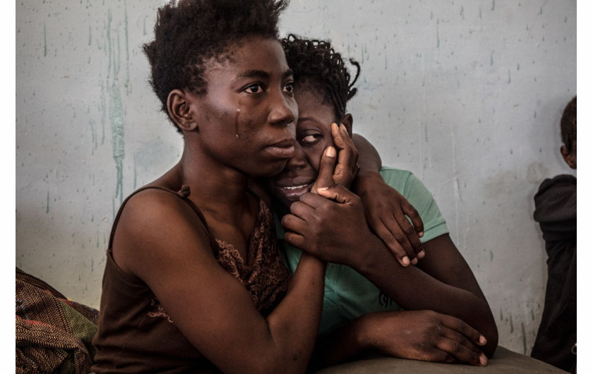 fot. Daniel Etter, The Libyan Migrant Trap, 3. miejsce w kategorii Contemporary Issues / Singles.

Dwie Nigeryjki płaczą w areszcie dla nielegalnych imigrantów w Libii.
