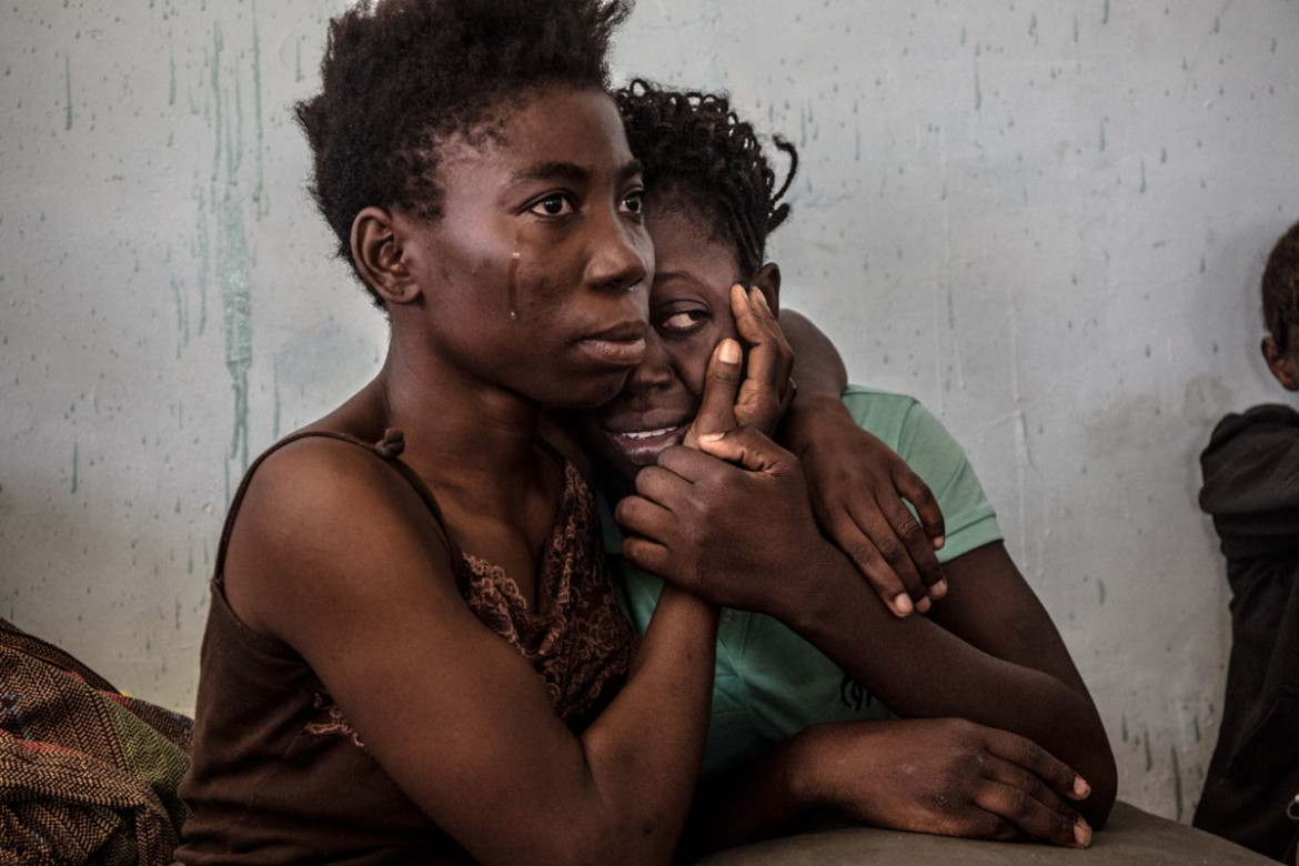 fot. Daniel Etter, "The Libyan Migrant Trap", 3. miejsce w kategorii Contemporary Issues / Singles.

Dwie Nigeryjki płaczą w areszcie dla nielegalnych imigrantów w Libii.
