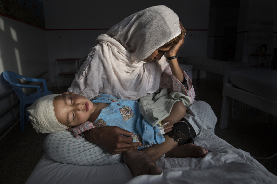 fot. Paula Bronstein, "The Silent Victims Of A Forgotten War", 1. miejsce w kategorii Daily Life / Singles.

Kobieta trzyma w objęciach swojego dwuletniego siostrzeńca, który został ranny podczas wybuchy bomby w Kabulu, 29 marca 2016 roku.