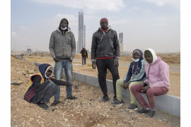 fot. Nick Hannes, Panos Picture, nominacja z regionu Afryki / World Press Photo 2023<br></br><br></br>W 2015 roku rząd egipski rozpoczął budowę Nowej Stolicy Administracyjnej (NAC) na pustyni na wschód od Kairu, aby pomieścić ministerstwa, najlepsze firmy i złagodzić chroniczne zatłoczenie i zanieczyszczenie w centrum miasa. Wzorowana na Dubaju, nowa aglomeracja pomieści 6,5 miliona ludzi. Krytycy projektu twierdzą, że NAC zaspokaja potrzeby uprzywilejowanej mniejszości i służy wysiłkom prezydenta Abdela Fattaha el-Sissiego, mającym na celu konsolidację władzy. Obrazy te stanowią część większego projektu dotyczącego nowych stolic, który eksploruje tematy pracy, neoliberalnego rozwoju miast i nierówności.