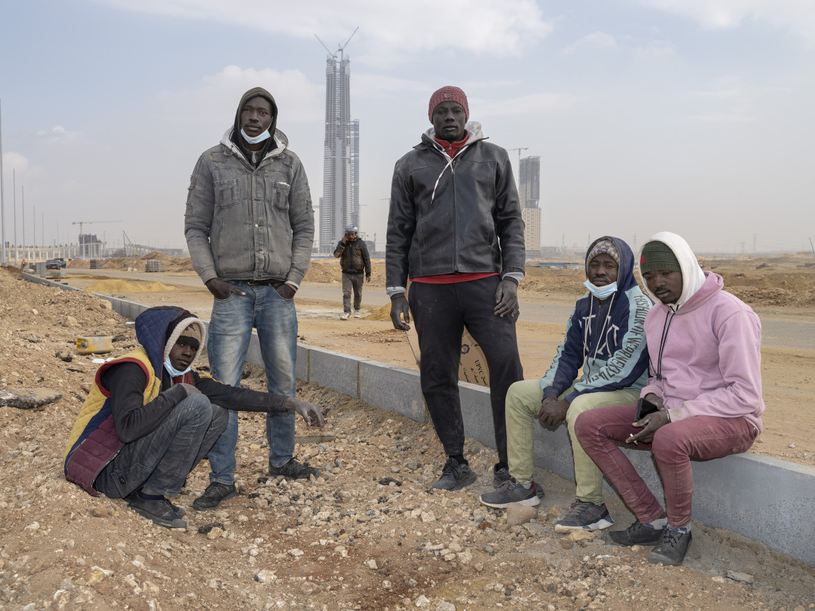 fot. Nick Hannes, Panos Picture, nominacja z regionu Afryki / World Press Photo 2023<br></br><br></br>W 2015 roku rząd egipski rozpoczął budowę Nowej Stolicy Administracyjnej (NAC) na pustyni na wschód od Kairu, aby pomieścić ministerstwa, najlepsze firmy i złagodzić chroniczne zatłoczenie i zanieczyszczenie w centrum miasa. Wzorowana na Dubaju, nowa aglomeracja pomieści 6,5 miliona ludzi. Krytycy projektu twierdzą, że NAC zaspokaja potrzeby uprzywilejowanej mniejszości i służy wysiłkom prezydenta Abdela Fattaha el-Sissiego, mającym na celu konsolidację władzy. Obrazy te stanowią część większego projektu dotyczącego nowych stolic, który eksploruje tematy pracy, neoliberalnego rozwoju miast i nierówności.