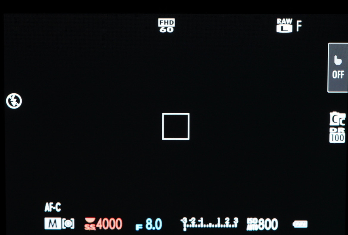 Informacje wyświetlane na ekranie LCD aparatu Fujifilm X70