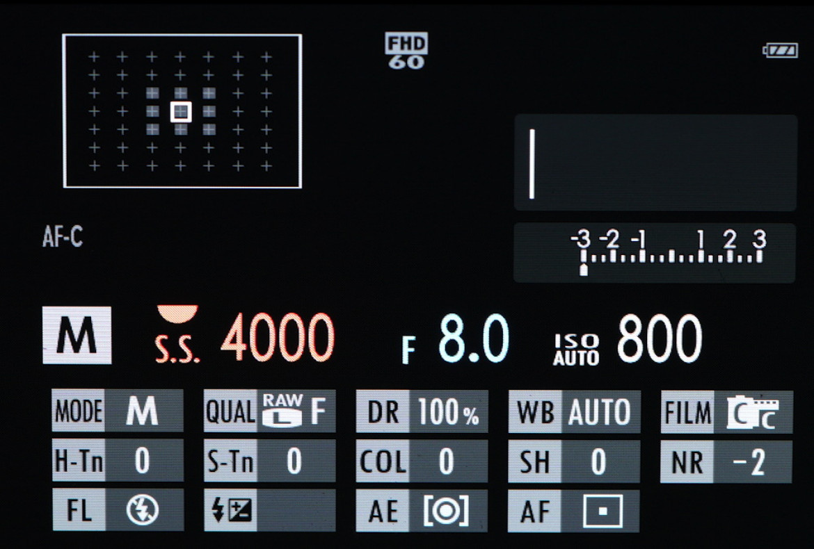 Informacje wyświetlane na ekranie LCD aparatu Fujifilm X70