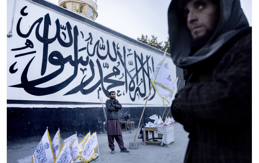 fot. Mads Nissen Politiken, Panos Pictures, nominacja z regionu Azji / World Press Photo 2023Po wycofaniu sił amerykańskich i sojuszniczych z Afganistanu w sierpniu 2021 roku, do władzy powrócili talibowie. W odpowiedzi inne państwa wstrzymały pomoc zagraniczną i zamroziły miliardy dolarów rezerw rządowych zdeponowanych za granicą. Intensywne susze w 2022 roku pogłębiły kryzys gospodarczy; obecnie połowa mieszkańców kraju nie ma co jeść, a ponad milion dzieci, według ONZ, jest poważnie niedożywionych. Ta historia oddaje wiele trudności, z jakimi Afgańczycy borykają się w codziennym życiu.