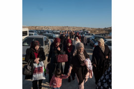 fot. Antonio Faccilongo, Włochy, z cyklu "Habibi" / World Press Photo 2021<br></br><br></br>Według raportu organizacji praw człowieka B’Tselem z lutego 2021 r. w izraelskich więzieniach jest przetrzymywanych prawie 4200 palestyńskich więźniów. Niektórym grozi wyrok 20 lat pozbawienia wolności lub więcej. Aby odwiedzić palestyńskiego więźnia przebywającego w izraelskim więzieniu, odwiedzający muszą pokonać szereg różnych ograniczeń, wynikających z przepisów granicznych, przepisów więziennych oraz tych ustanowionych przez Izraelską Agencję Bezpieczeństwa (ISA).<br></br><br></br>Odwiedzający zwykle mogą widzieć więźniów tylko przez przezroczystą przegrodę i rozmawiać z nimi przez słuchawkę telefoniczną. Odmawia się wizyt małżeńskich, a kontakt fizyczny jest zabroniony, z wyjątkiem dzieci poniżej dziesiątego roku życia, którym na zakończenie każdej wizyty przysługuje dziesięć minut na objęcie ojców.<br></br><br></br>Od początku XXI wieku wieloletni palestyńscy więźniowie, którzy mają nadzieję na wychowanie rodzin, przemycają z więzienia włąsne nasienie, ukryte w prezentach dla swoich dzieci. Nasienie jest ukrywane na różne sposoby, na przykład w tubach po długopisach, plastikowych opakowaniach cukierków i wewnątrz tabliczek czekolady. W lutym 2021 roku Middle East Monitor poinformował, że 96. Palestyńskich dzieci urodziło się właśnie z nasienia przemyconego z izraelskiego więzienia.<br></br><br></br>Habibi, co po arabsku oznacza „moja miłość”, przedstawia historie miłosne osadzone na tle jednego z najdłuższych i najbardziej skomplikowanych konfliktów we współczesnej historii. Fotograf ma na celu ukazanie wpływu konfliktu na rodziny palestyńskie oraz trudności, z jakimi borykają się w walce o prawo do reprodukcyjnych i godności.