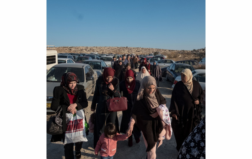 fot. Antonio Faccilongo, Włochy, z cyklu Habibi / World Press Photo 2021Według raportu organizacji praw człowieka B’Tselem z lutego 2021 r. w izraelskich więzieniach jest przetrzymywanych prawie 4200 palestyńskich więźniów. Niektórym grozi wyrok 20 lat pozbawienia wolności lub więcej. Aby odwiedzić palestyńskiego więźnia przebywającego w izraelskim więzieniu, odwiedzający muszą pokonać szereg różnych ograniczeń, wynikających z przepisów granicznych, przepisów więziennych oraz tych ustanowionych przez Izraelską Agencję Bezpieczeństwa (ISA).Odwiedzający zwykle mogą widzieć więźniów tylko przez przezroczystą przegrodę i rozmawiać z nimi przez słuchawkę telefoniczną. Odmawia się wizyt małżeńskich, a kontakt fizyczny jest zabroniony, z wyjątkiem dzieci poniżej dziesiątego roku życia, którym na zakończenie każdej wizyty przysługuje dziesięć minut na objęcie ojców.Od początku XXI wieku wieloletni palestyńscy więźniowie, którzy mają nadzieję na wychowanie rodzin, przemycają z więzienia włąsne nasienie, ukryte w prezentach dla swoich dzieci. Nasienie jest ukrywane na różne sposoby, na przykład w tubach po długopisach, plastikowych opakowaniach cukierków i wewnątrz tabliczek czekolady. W lutym 2021 roku Middle East Monitor poinformował, że 96. Palestyńskich dzieci urodziło się właśnie z nasienia przemyconego z izraelskiego więzienia.Habibi, co po arabsku oznacza „moja miłość”, przedstawia historie miłosne osadzone na tle jednego z najdłuższych i najbardziej skomplikowanych konfliktów we współczesnej historii. Fotograf ma na celu ukazanie wpływu konfliktu na rodziny palestyńskie oraz trudności, z jakimi borykają się w walce o prawo do reprodukcyjnych i godności.
