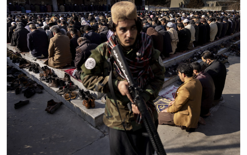 fot. Mads Nissen Politiken, Panos Pictures, nominacja z regionu Azji / World Press Photo 2023Po wycofaniu sił amerykańskich i sojuszniczych z Afganistanu w sierpniu 2021 roku, do władzy powrócili talibowie. W odpowiedzi inne państwa wstrzymały pomoc zagraniczną i zamroziły miliardy dolarów rezerw rządowych zdeponowanych za granicą. Intensywne susze w 2022 roku pogłębiły kryzys gospodarczy; obecnie połowa mieszkańców kraju nie ma co jeść, a ponad milion dzieci, według ONZ, jest poważnie niedożywionych. Ta historia oddaje wiele trudności, z jakimi Afgańczycy borykają się w codziennym życiu.