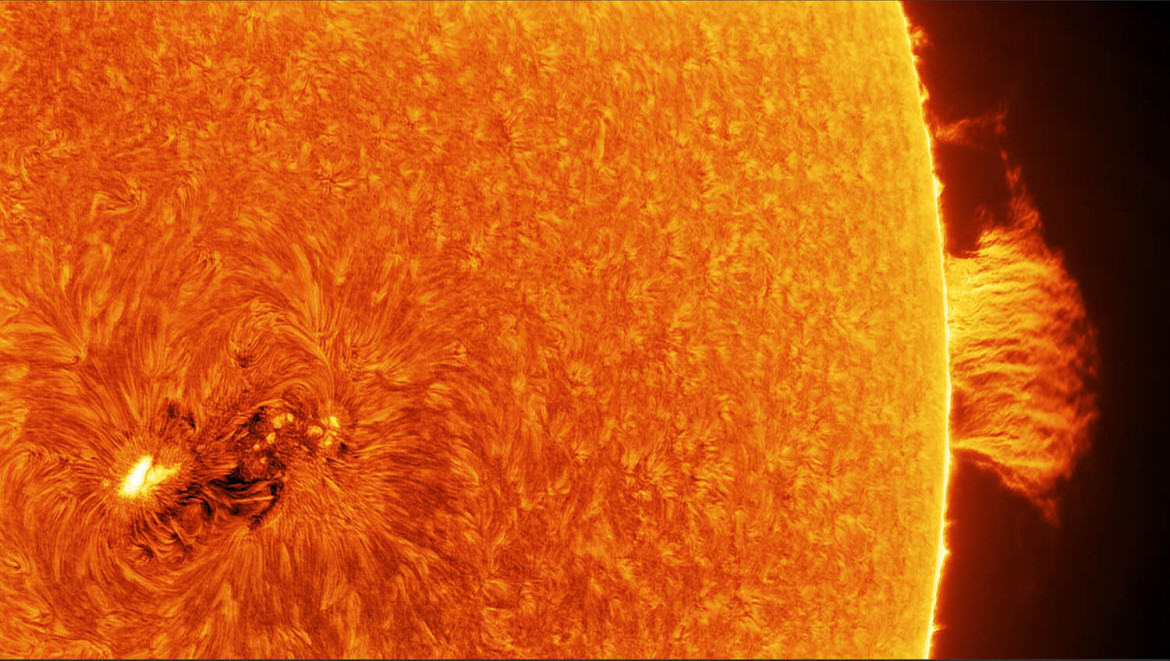 fot. Łukasz Sujka, "AR2665 and Quiescent Prominence" / Insight Investment Astronomy Photographer of the Year 2018