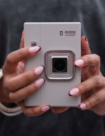 Instax mini LiPlay+ z dwoma modułami foto – Fujifilm prezentuje nową generację hybrydowego aparatu natychmiastowego