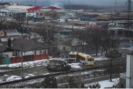 fot. Evgeniy Maloletka, Associated Press, nominacja z regionu Europy / World Press Photo 2023<br></br><br></br>Kiedy 24 lutego 2022 roku siły rosyjskie najechały na Ukrainę, natychmiast obrały za cel strategiczny port w Mariupolu. Do 20 maja Rosja uzyskała pełną kontrolę nad miastem, które zostało zdewastowane przez ostrzał, a dziesiątki tysięcy cywilów uciekło lub zostało zabitych. Maloletka był jednym z niewielu fotografów dokumentujących ówczesne wydarzenia w Mariupolu. Jury uznało, że jego opowieść oddaje grozę wojny dla ludności cywilnej, a także pochwaliło odporność fotografa na pracę w warunkach ogromnej presji i bezpośredniego zagrożenia.