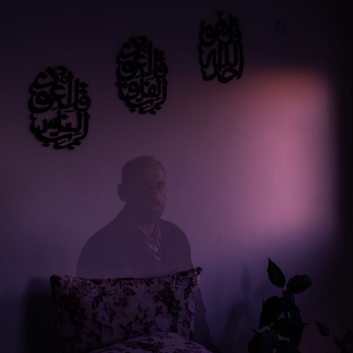 fot. Antonio Faccilongo, Włochy, z cyklu "Habibi" / World Press Photo 2021<br></br><br></br>Według raportu organizacji praw człowieka B’Tselem z lutego 2021 r. w izraelskich więzieniach jest przetrzymywanych prawie 4200 palestyńskich więźniów. Niektórym grozi wyrok 20 lat pozbawienia wolności lub więcej. Aby odwiedzić palestyńskiego więźnia przebywającego w izraelskim więzieniu, odwiedzający muszą pokonać szereg różnych ograniczeń, wynikających z przepisów granicznych, przepisów więziennych oraz tych ustanowionych przez Izraelską Agencję Bezpieczeństwa (ISA).<br></br><br></br>Odwiedzający zwykle mogą widzieć więźniów tylko przez przezroczystą przegrodę i rozmawiać z nimi przez słuchawkę telefoniczną. Odmawia się wizyt małżeńskich, a kontakt fizyczny jest zabroniony, z wyjątkiem dzieci poniżej dziesiątego roku życia, którym na zakończenie każdej wizyty przysługuje dziesięć minut na objęcie ojców.<br></br><br></br>Od początku XXI wieku wieloletni palestyńscy więźniowie, którzy mają nadzieję na wychowanie rodzin, przemycają z więzienia włąsne nasienie, ukryte w prezentach dla swoich dzieci. Nasienie jest ukrywane na różne sposoby, na przykład w tubach po długopisach, plastikowych opakowaniach cukierków i wewnątrz tabliczek czekolady. W lutym 2021 roku Middle East Monitor poinformował, że 96. Palestyńskich dzieci urodziło się właśnie z nasienia przemyconego z izraelskiego więzienia.<br></br><br></br>Habibi, co po arabsku oznacza „moja miłość”, przedstawia historie miłosne osadzone na tle jednego z najdłuższych i najbardziej skomplikowanych konfliktów we współczesnej historii. Fotograf ma na celu ukazanie wpływu konfliktu na rodziny palestyńskie oraz trudności, z jakimi borykają się w walce o prawo do reprodukcyjnych i godności.