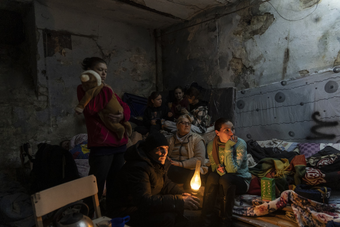 fot. Evgeniy Maloletka, Associated Press, nominacja z regionu Europy / World Press Photo 2023<br></br><br></br>Kiedy 24 lutego 2022 roku siły rosyjskie najechały na Ukrainę, natychmiast obrały za cel strategiczny port w Mariupolu. Do 20 maja Rosja uzyskała pełną kontrolę nad miastem, które zostało zdewastowane przez ostrzał, a dziesiątki tysięcy cywilów uciekło lub zostało zabitych. Maloletka był jednym z niewielu fotografów dokumentujących ówczesne wydarzenia w Mariupolu. Jury uznało, że jego opowieść oddaje grozę wojny dla ludności cywilnej, a także pochwaliło odporność fotografa na pracę w warunkach ogromnej presji i bezpośredniego zagrożenia.
