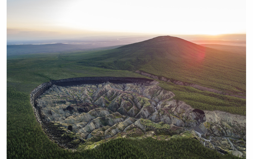 fot. Katie Orlinsky / National Geographic, z cyklu The Carbon Threat, 3. miejsce w kategorii EnvironmentNa skutek działalności człowieka arktyczna wieczna zmarzlina topnieje w dużo szybszym tempie niż przewidywali klimatolodzy. Topiąc się uwalniają związki węgla, a to dodatkowo przyspiesza globalne ocieplenie. Wieczna zmarzlina to zamarznięta gleba, która pokrywa 24% masy lądowej półkuli północnej, obejmując rozległe obszary terytorium na Alasce, Kanadzie, Syberii i Grenlandii. Jest to połączenie gleby, skał i piasku utrzymywane razem przez lód i zawierające duże ilości zamrożonego węgla roślinnego, który się nie rozkłada. W miarę topnienia wiecznej zmarzliny ten materiał gnije, uwalniając dwutlenek węgla i metan. Metan może być od 25 do 86 razy silniejszy niż CO2 jako gaz cieplarniany, w zależności od przedziału czasowego pomiaru. Odwilż dotyka ludzi mieszkających w regionie - szczególnie społeczności tubylcze, które żyją zgodnie z wielowiekowym stylem życia. Rozmarzanie wiecznej zmarzliny osłabia fundamenty domów i powoduje podtopienia piwnic lodowych (domowe zamrażarki wykopane w wiecznej zmarzlinie).