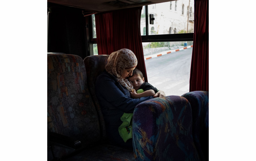 fot. Antonio Faccilongo, Włochy, z cyklu Habibi / World Press Photo 2021Według raportu organizacji praw człowieka B’Tselem z lutego 2021 r. w izraelskich więzieniach jest przetrzymywanych prawie 4200 palestyńskich więźniów. Niektórym grozi wyrok 20 lat pozbawienia wolności lub więcej. Aby odwiedzić palestyńskiego więźnia przebywającego w izraelskim więzieniu, odwiedzający muszą pokonać szereg różnych ograniczeń, wynikających z przepisów granicznych, przepisów więziennych oraz tych ustanowionych przez Izraelską Agencję Bezpieczeństwa (ISA).Odwiedzający zwykle mogą widzieć więźniów tylko przez przezroczystą przegrodę i rozmawiać z nimi przez słuchawkę telefoniczną. Odmawia się wizyt małżeńskich, a kontakt fizyczny jest zabroniony, z wyjątkiem dzieci poniżej dziesiątego roku życia, którym na zakończenie każdej wizyty przysługuje dziesięć minut na objęcie ojców.Od początku XXI wieku wieloletni palestyńscy więźniowie, którzy mają nadzieję na wychowanie rodzin, przemycają z więzienia włąsne nasienie, ukryte w prezentach dla swoich dzieci. Nasienie jest ukrywane na różne sposoby, na przykład w tubach po długopisach, plastikowych opakowaniach cukierków i wewnątrz tabliczek czekolady. W lutym 2021 roku Middle East Monitor poinformował, że 96. Palestyńskich dzieci urodziło się właśnie z nasienia przemyconego z izraelskiego więzienia.Habibi, co po arabsku oznacza „moja miłość”, przedstawia historie miłosne osadzone na tle jednego z najdłuższych i najbardziej skomplikowanych konfliktów we współczesnej historii. Fotograf ma na celu ukazanie wpływu konfliktu na rodziny palestyńskie oraz trudności, z jakimi borykają się w walce o prawo do reprodukcyjnych i godności.