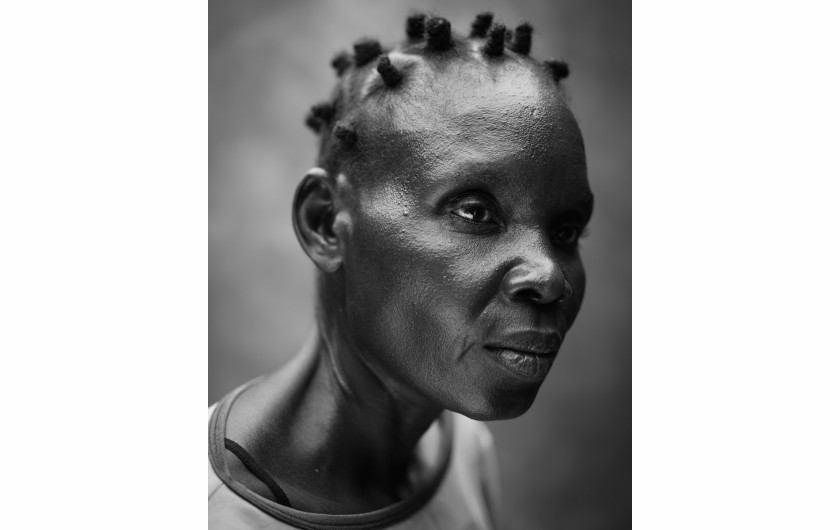 fot. Robin Hammond, Praying for a miracle, 2. miejsce w kategorii People / Singles.

41-letnia Afrykanka Hellen cierpi na zaburzenia psychiczne. W krajach rozwijających się 80-procent chorych psychicznie nie otrzymuje żadnej pomocy.