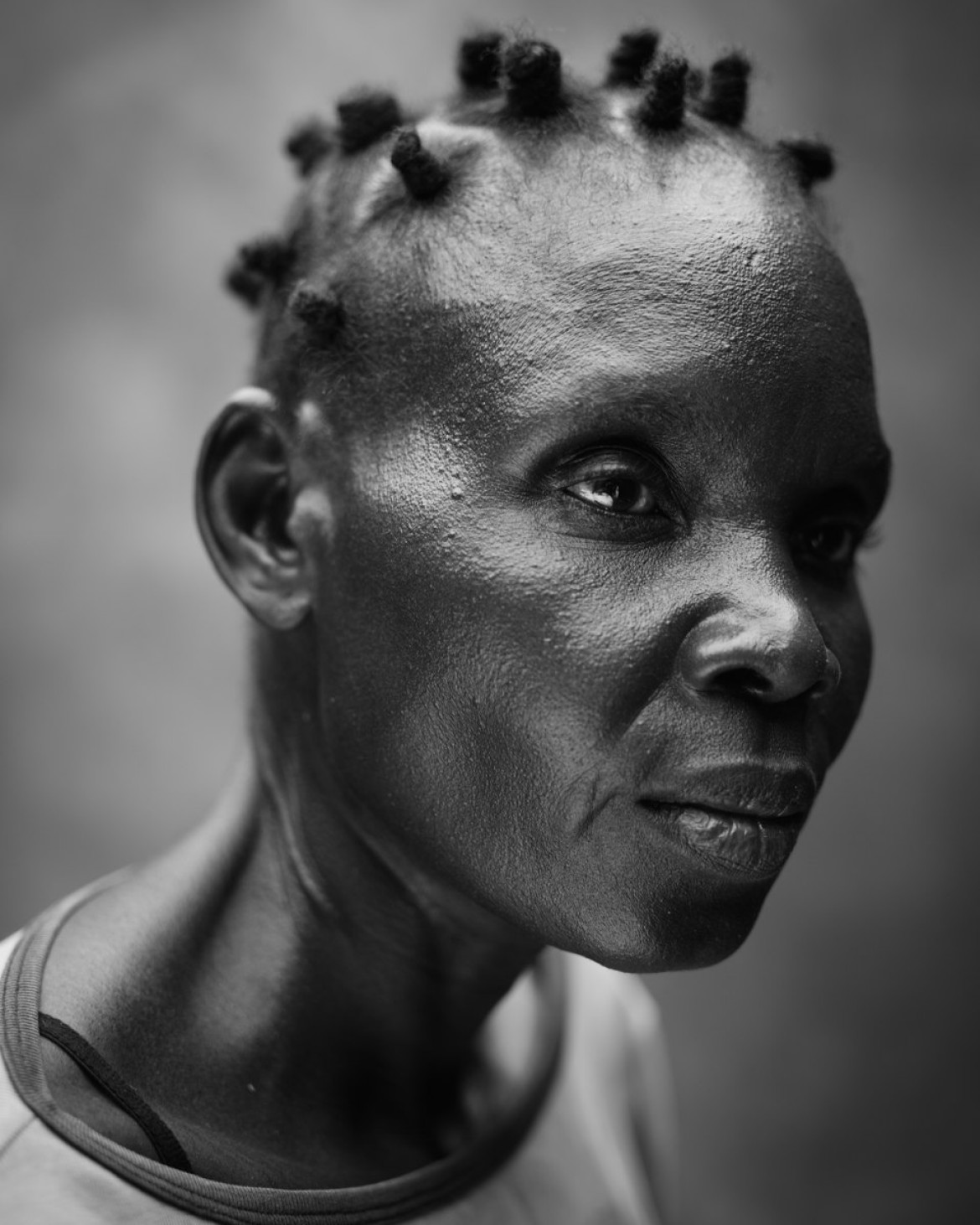 fot. Robin Hammond, "Praying for a miracle", 2. miejsce w kategorii People / Singles.

41-letnia Afrykanka Hellen cierpi na zaburzenia psychiczne. W krajach rozwijających się 80-procent chorych psychicznie nie otrzymuje żadnej pomocy.
