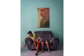 fot. Kristina Kormilitsyna, "Fidelity",  3. miejsce  kategorii People / Singles.

Dwie kobiety odpoczywają pod portretem byłego dyktatora Fidela Castro na posterunku policji w Camaguey na Kubie, 12 lutego 2016 roku.