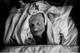fot. Katarzyna Piechowicz<br></br><br></br> Zdjęcia powstały w jednym ze śląskich domów dla seniorów, gdzie rzeczywistość osób starszych jest trudna i niezbyt radosna, gdzie ludzie u kresu życia są zostawieni, razem ze swoją samotnością.