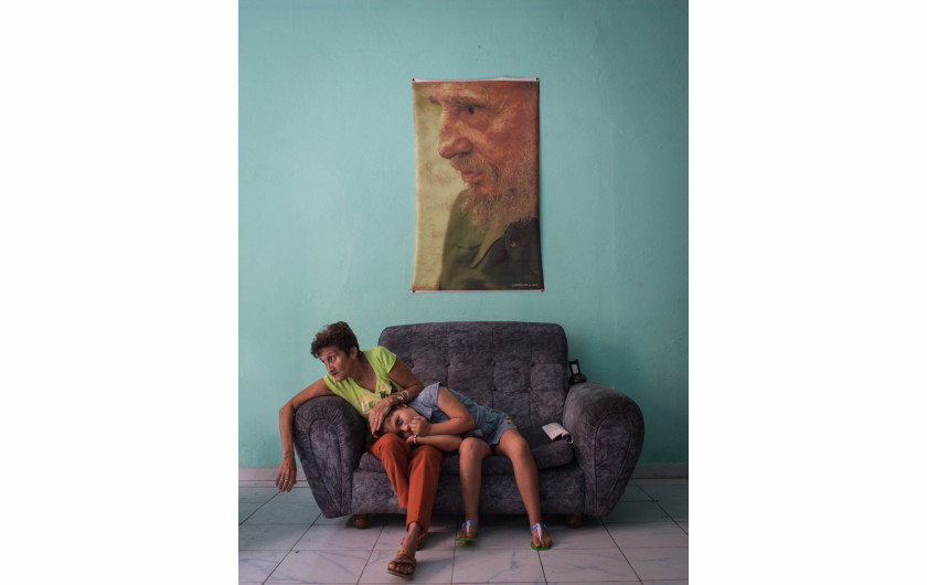 fot. Kristina Kormilitsyna, Fidelity,  3. miejsce  kategorii People / Singles.

Dwie kobiety odpoczywają pod portretem byłego dyktatora Fidela Castro na posterunku policji w Camaguey na Kubie, 12 lutego 2016 roku.