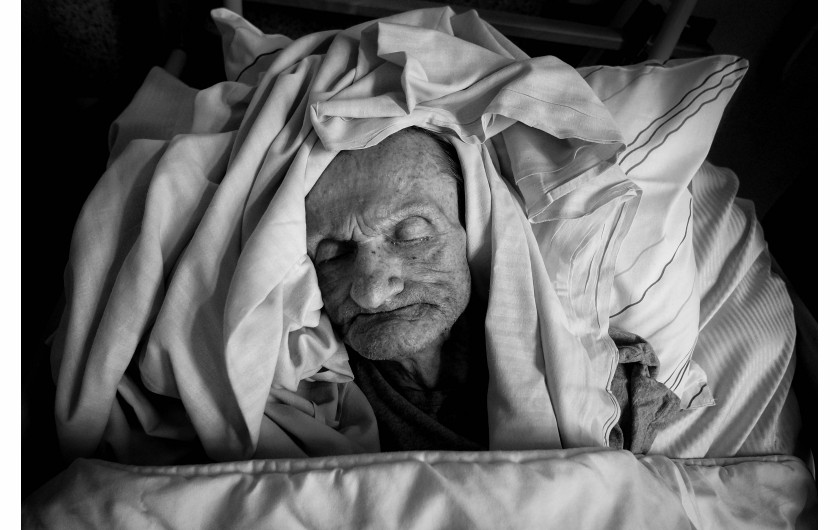 fot. Katarzyna Piechowicz Zdjęcia powstały w jednym ze śląskich domów dla seniorów, gdzie rzeczywistość osób starszych jest trudna i niezbyt radosna, gdzie ludzie u kresu życia są zostawieni, razem ze swoją samotnością.