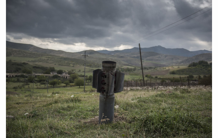 fot. Valery Melnikov, Rosja, z cyklu Paradise Lost / World Press Photo 2021
Spór między Azerbejdżanem a Armenią o region Górnego Karabachu wznowił się we wrześniu po 30-letniej przerwie. Kiedy Związek Radziecki rozpadał się pod koniec lat 80., etniczni Ormianie z Górnego Karabachu (części Azerbejdżanu) skorzystali z próżni władzy i głosowali za przyłączeniem się do Armenii. Walki nasiliły się po ostatecznym rozpadzie Związku Radzieckiego w 1991 roku i trwały aż do zawieszenia broni w 1994 roku. Ponad 20 000 ludzi zginęło, a milion ludzi musiało opuścić swoje domy. Zwycięscy Ormianie ogłosili niepodległość, wypędzając na wygnanie około 800 000 Azerbejdżanów.W ciągu ostatnich 30 lat niewiele zrobiono, aby rozwiązać problem statusu Górskiego Karabachu, a między obiema stronami dochodziło do okresowych starć. Starcie graniczne w lipcu 2020 r. wywołało masowe protesty w stolicy Azerbejdżanu, Baku, gdzie tysiące demonstrantów wzywało do rozpoczęcia wojny z Armenią.Wznowione działania wojenne, za rozpoczęcie których obie strony obwiniają siebie nawzajem, rozpoczęły się 27 września podczas tak zwanej drugiej wojny o Górski Karabach. Konflikt trwał do 9 listopada. W ramach rozejmu, w którym pośredniczyła Rosja, Azerbejdżan odzyskał terytorium utracone w latach 90., ale stolica regionu, Stepanakert, pozostała pod kontrolą Armenii. Chociaż walka się skończyła, pojednanie będzie trudne zarówno dla Ormian, którzy czują, że stracili ojczyznę, jak i dla Azerów, powracających do zniszczonego przez wojnę regionu.