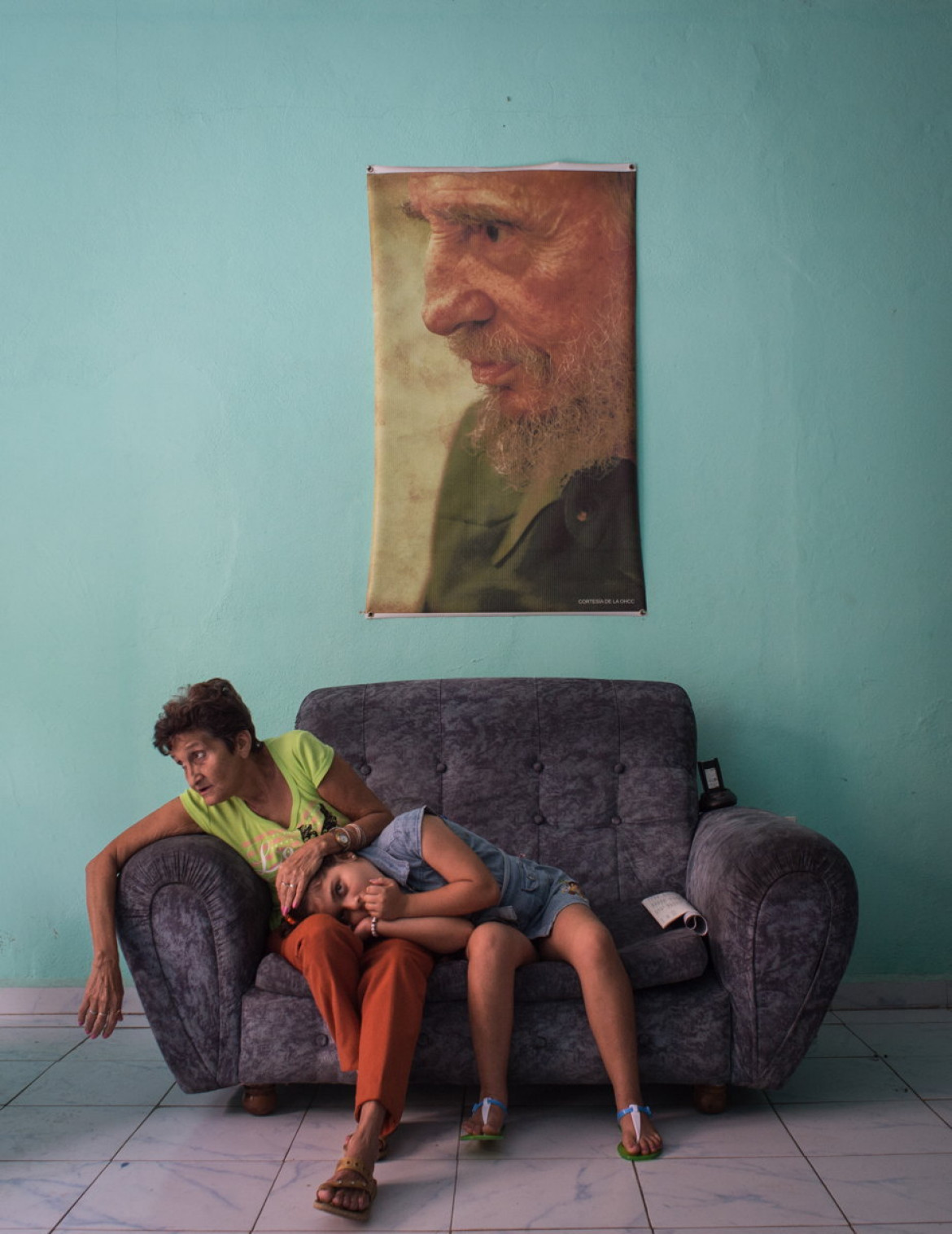 fot. Kristina Kormilitsyna, "Fidelity",  3. miejsce  kategorii People / Singles.

Dwie kobiety odpoczywają pod portretem byłego dyktatora Fidela Castro na posterunku policji w Camaguey na Kubie, 12 lutego 2016 roku.