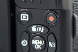 Fujifilm X-A2 - dedykowany przycisk filmowania